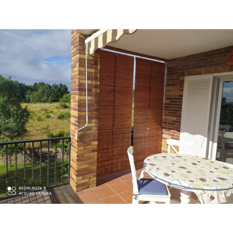 Persiana alicantina de madera cerezo barnizada exterior en terraza a medida persianasalicantinas.net