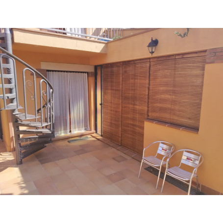 Persiana a medida color cerezo de madera instalada en puertas y ventanas exteriores persianasalicantinas.net